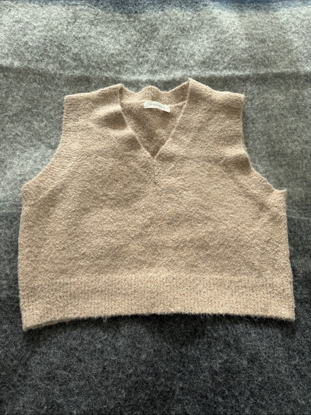 Focus.S - Women's Cream/Camel Knit Cropped V-Neck Sweater Vest